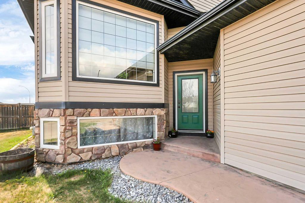 Photo of 23 Lambertson Place, Sylvan Lake, AB T4S 2P9 (MLS # A2312480)
