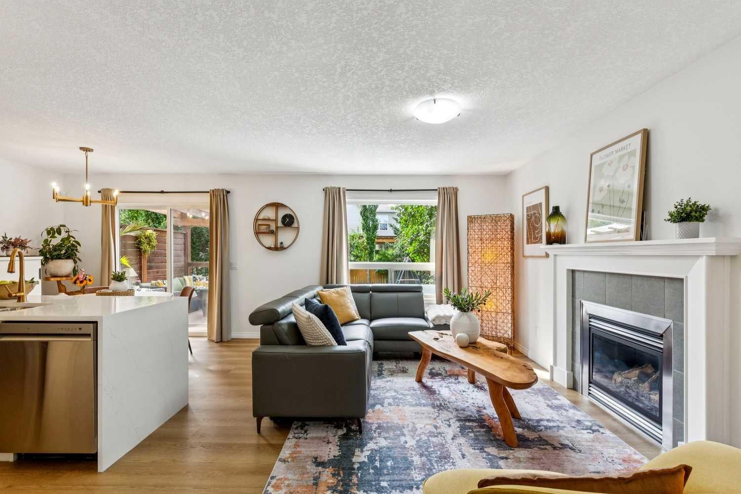 242 Cougar Plateau Mews SW
