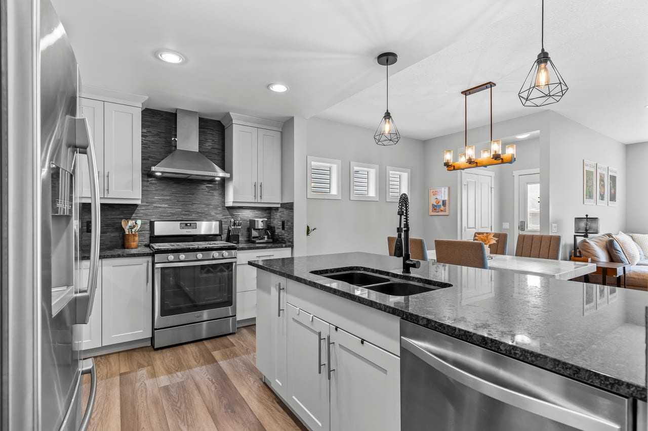 86 Copperpond Heights SE