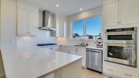 18 Amblehurst Path NW Calgary AB T3P 1W8