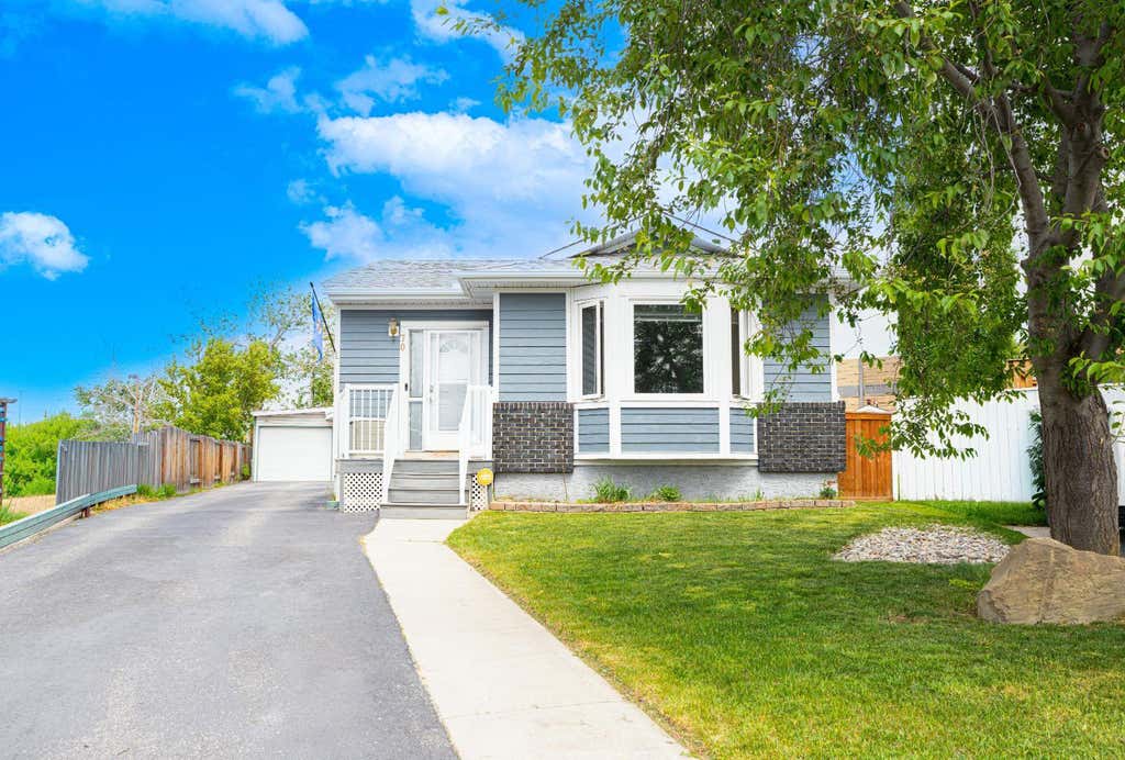 Photo of 70 Elizabeth Way SE, Airdrie, AB T4B 2H6 (MLS # A2316637)