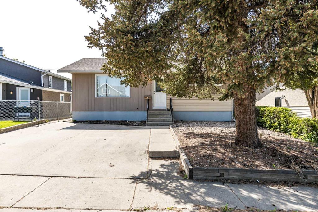 Photo of 1930 16 Avenue SE, Medicine Hat, AB T1A 3T3 (MLS # A2321909)