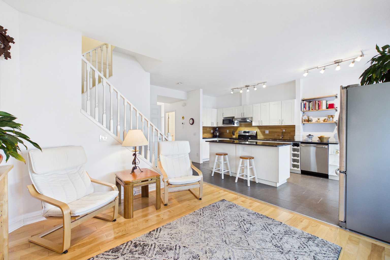 144 Simcoe Place SW