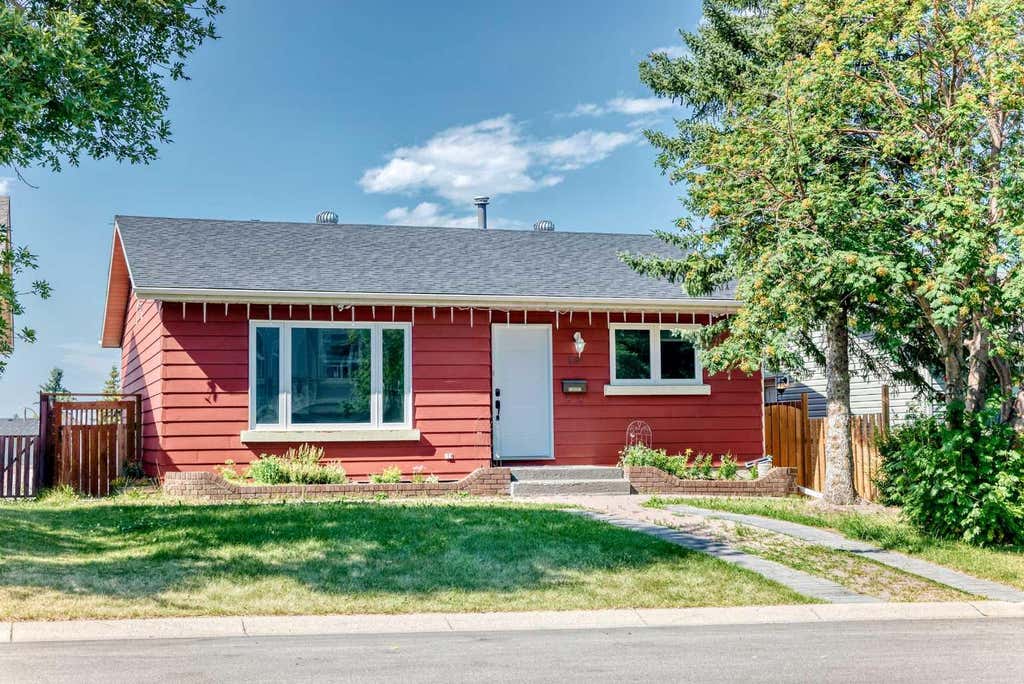 Photo of 32 Macewan Park Link NW, Calgary, AB T3K 3E8 (MLS # A2333588)