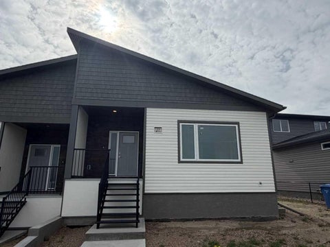 Photo of 33 Sierra Green SW, Medicine Hat, AB T1B 0R5 (MLS # A2265200)
