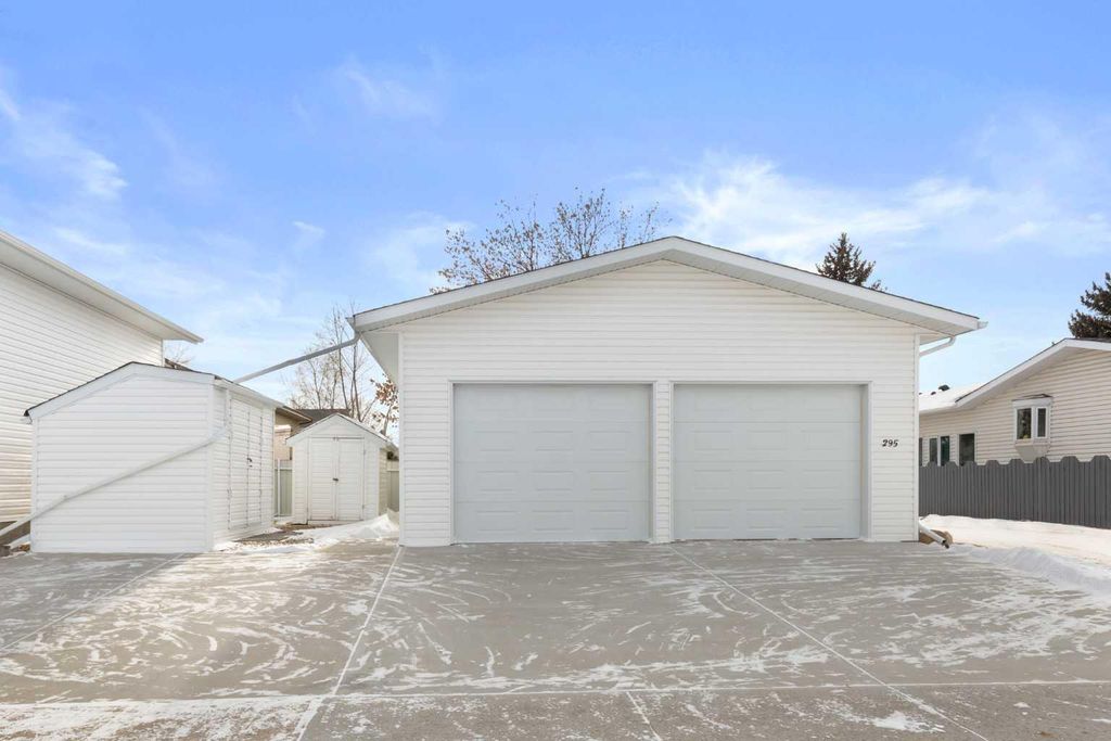 Photo of 295 Cameron Road SE, Medicine Hat, AB T1B 1Z4 (MLS # A2287553)