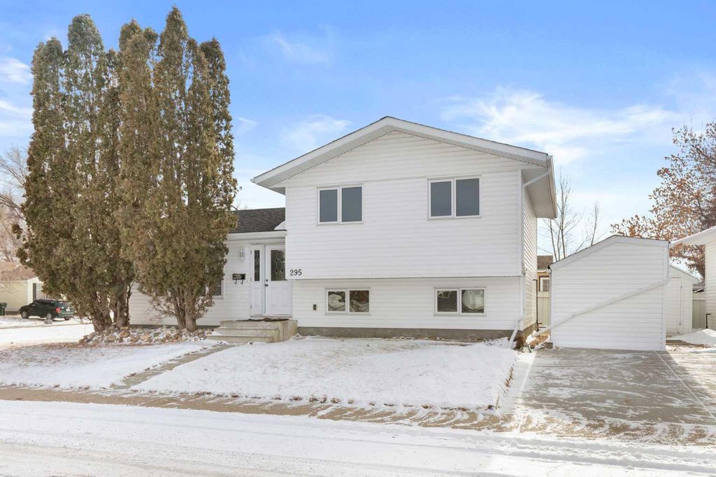 Photo of 295 Cameron Road SE, Medicine Hat, AB T1B 1Z4 (MLS # A2287553)