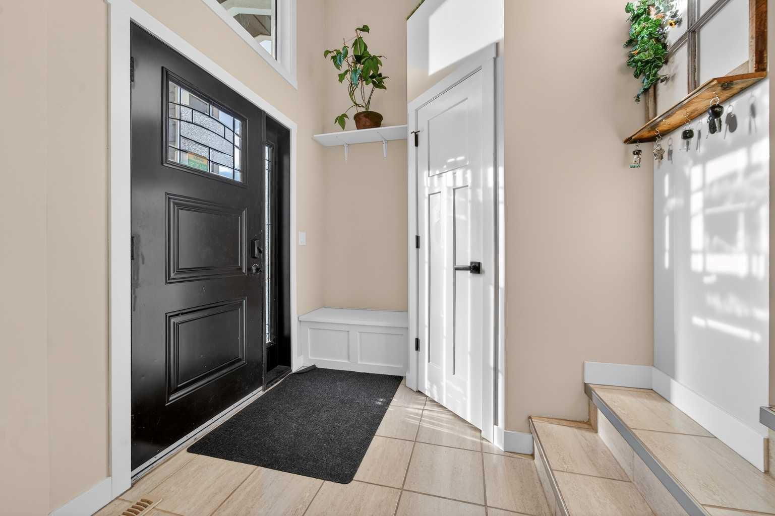 623 Sixmile Crescent S