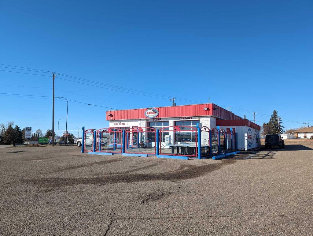 Photo of 710 Gershaw Drive SW, Medicine Hat, AB T1A 5C8 (MLS # A2148416)