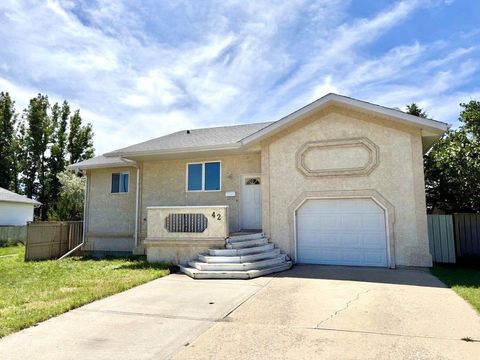 Photo of 42 Mt Backus Crescent W, Lethbridge, AB T1K 6P6 (MLS # A2327147)