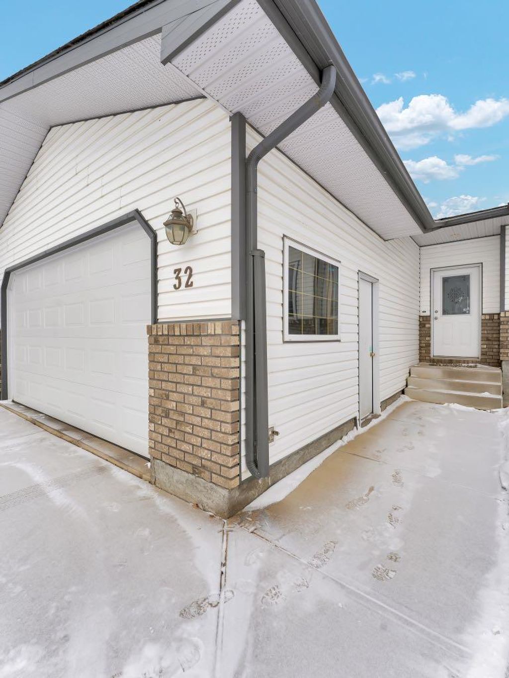 Photo of 32 Sunrise Court SW, Medicine Hat, AB T1B 4N5 (MLS # A2288189)