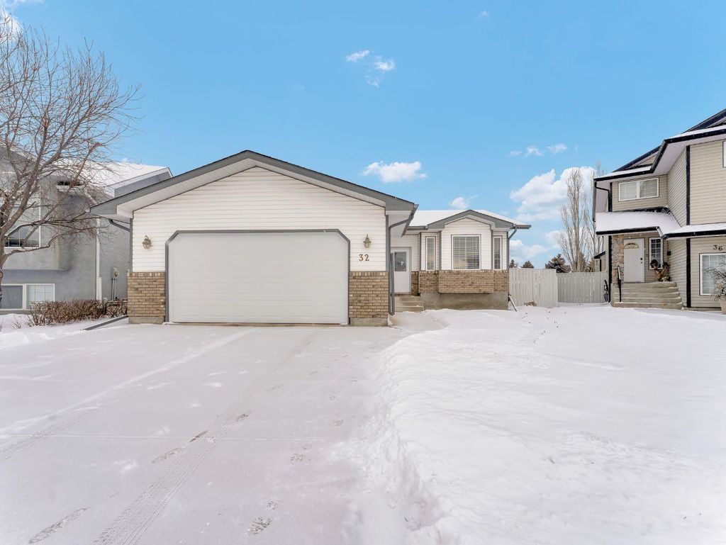 Photo of 32 Sunrise Court SW, Medicine Hat, AB T1B 4N5 (MLS # A2288189)