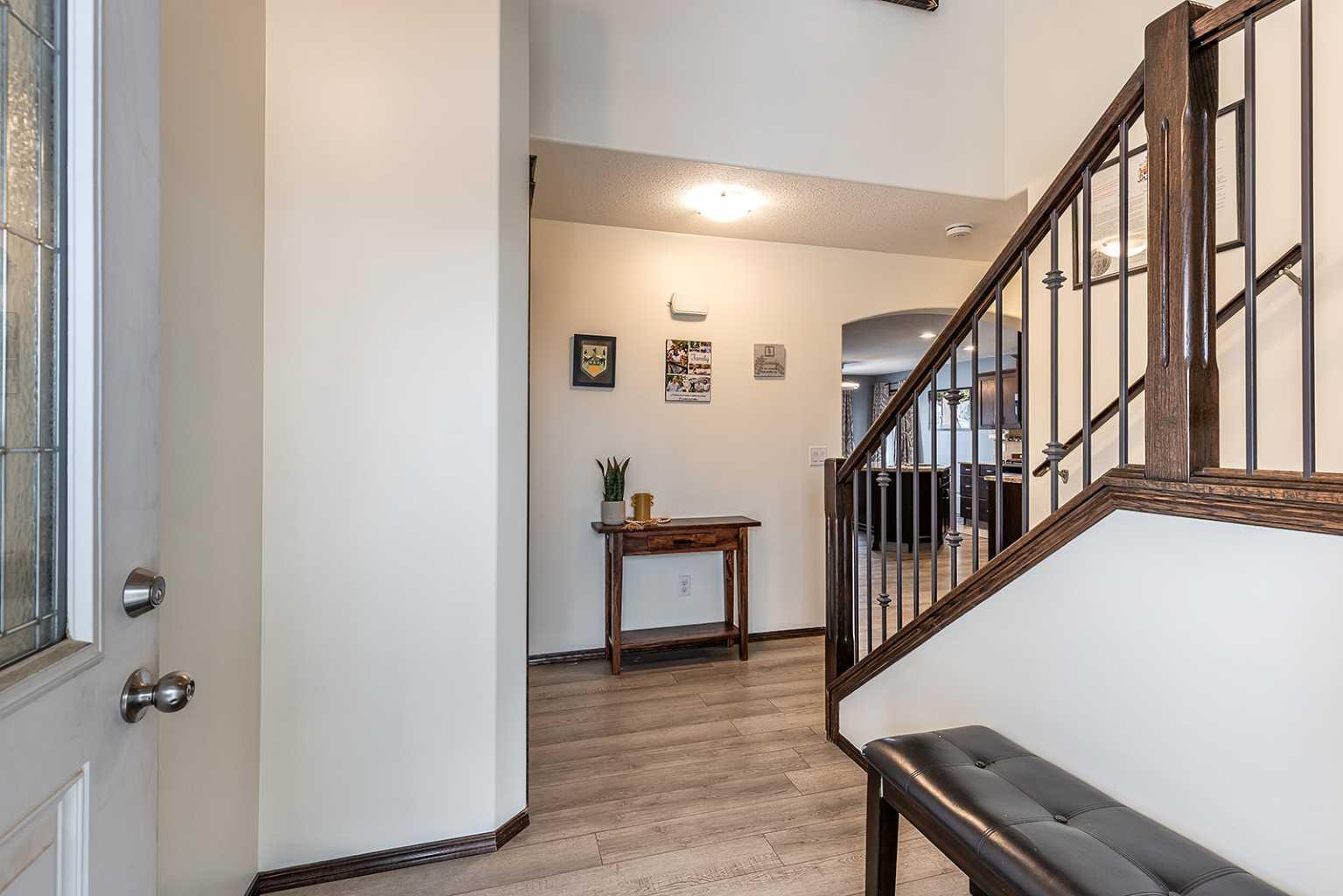 382 Sterling Crescent SE