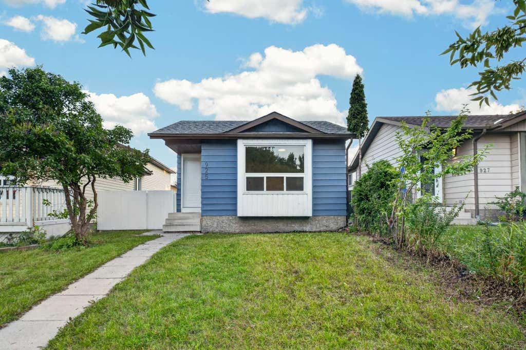 Photo of 925 Erin Woods Drive SE, Calgary, AB T2B 2X1 (MLS # A2338307)