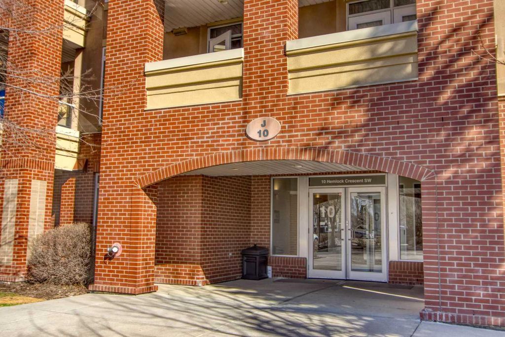 Photo of 10 Hemlock Crescent SW #208, Calgary, AB T3C 2Z1 (MLS # A2295100)