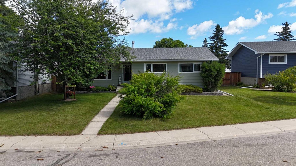 Photo of 127 Thomas Place, Strathmore, AB T1P 1C3 (MLS # A2325365)