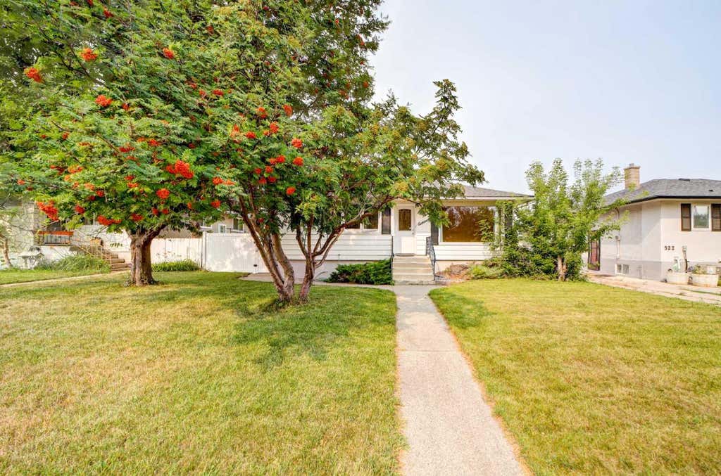 Photo of 518 10 Street N, Lethbridge, AB T1H 2C8 (MLS # A2331336)