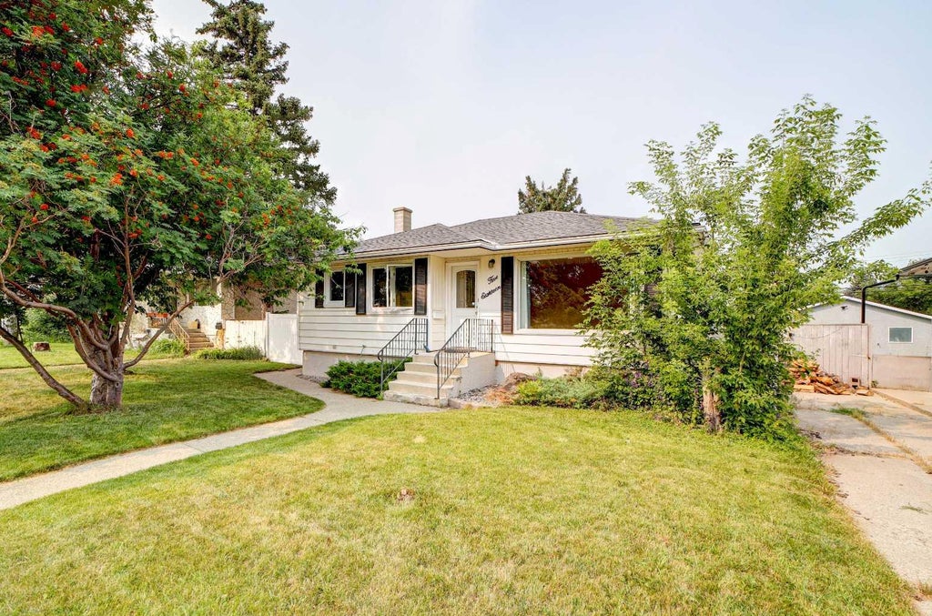 Photo of 518 10 Street N, Lethbridge, AB T1H 2C8 (MLS # A2331336)