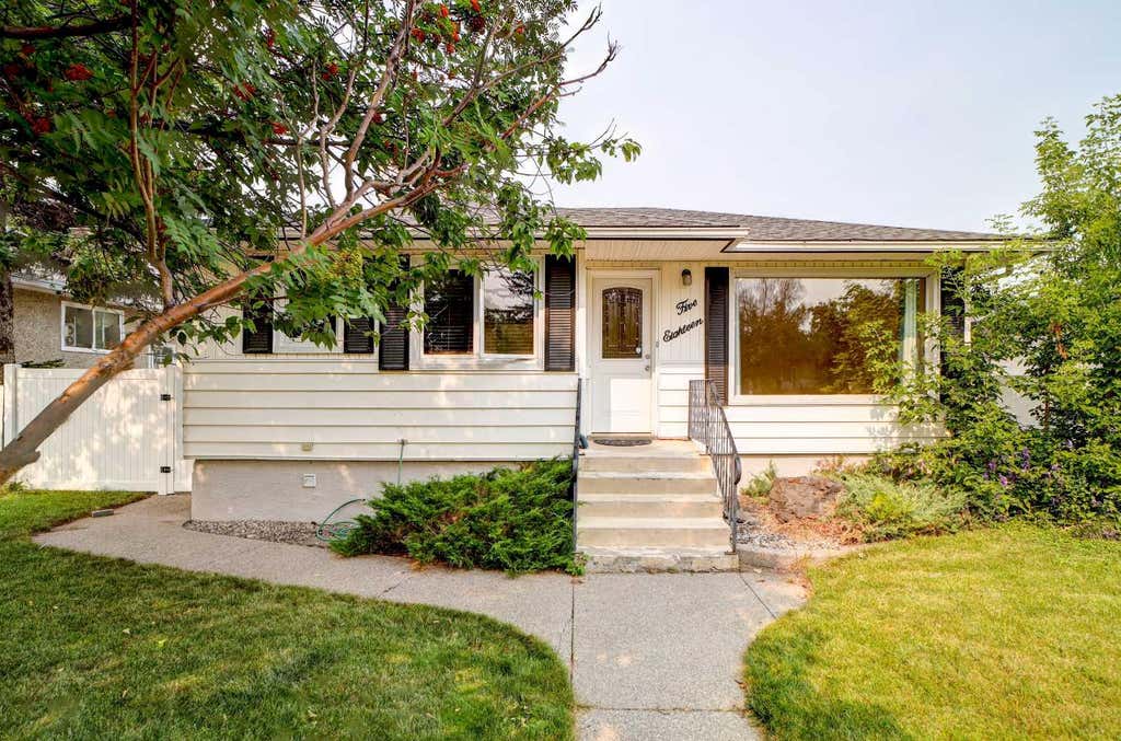 Photo of 518 10 Street N, Lethbridge, AB T1H 2C8 (MLS # A2331336)