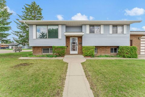 Photo of 13 Rossland Place SE, Medicine Hat, AB T1B 1Z8 (MLS # A2323649)