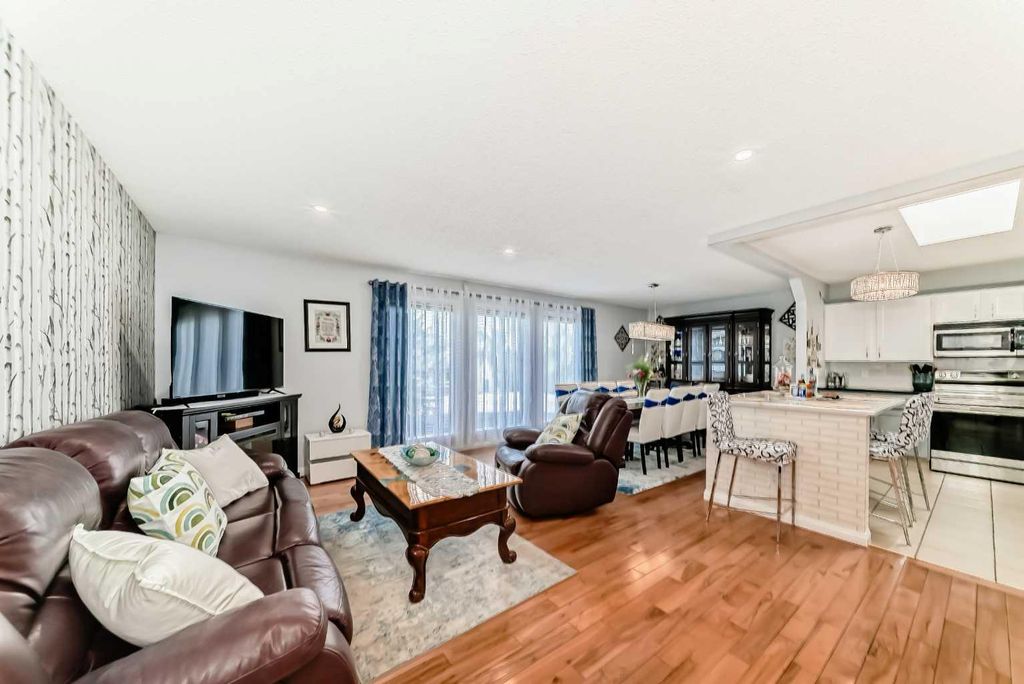 Photo of 43 Beaconsfield Way NW, Calgary, AB T3K 1W9 (MLS # A2314059)