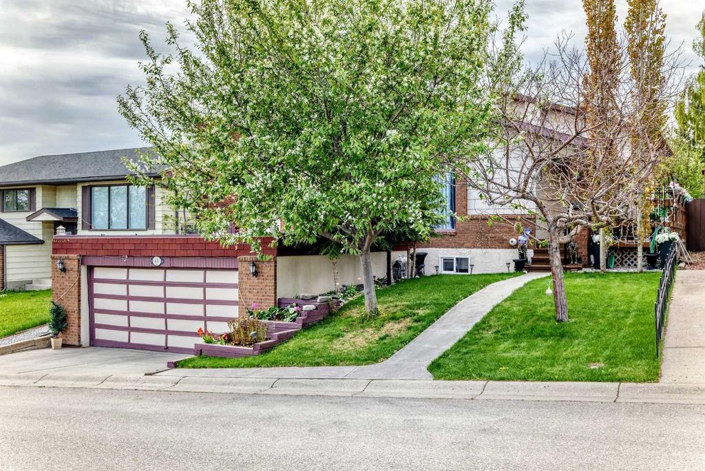 Photo of 43 Beaconsfield Way NW, Calgary, AB T3K 1W9 (MLS # A2314059)