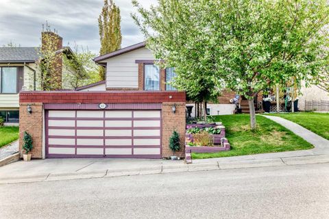Photo of 43 Beaconsfield Way NW, Calgary, AB T3K 1W9 (MLS # A2314059)