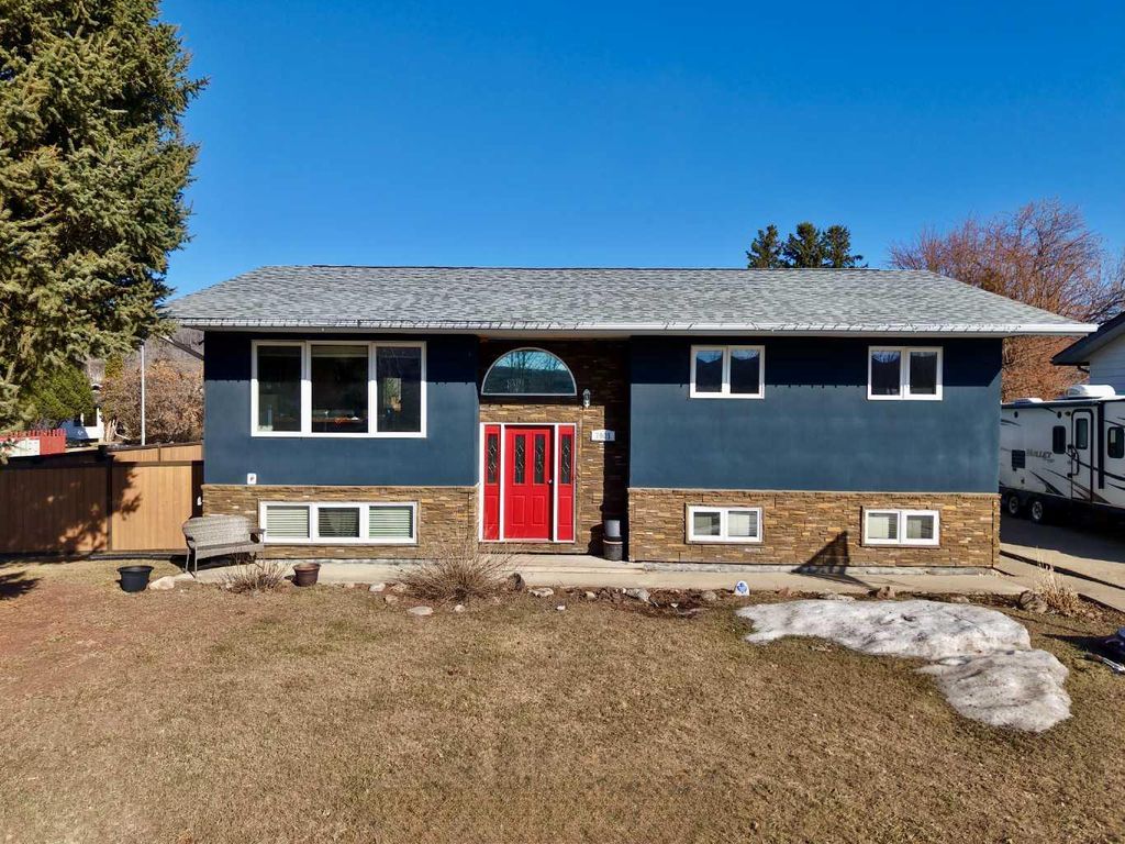 Photo of 7901 94 Street, Peace River, AB T8S 1E6 (MLS # A2305769)
