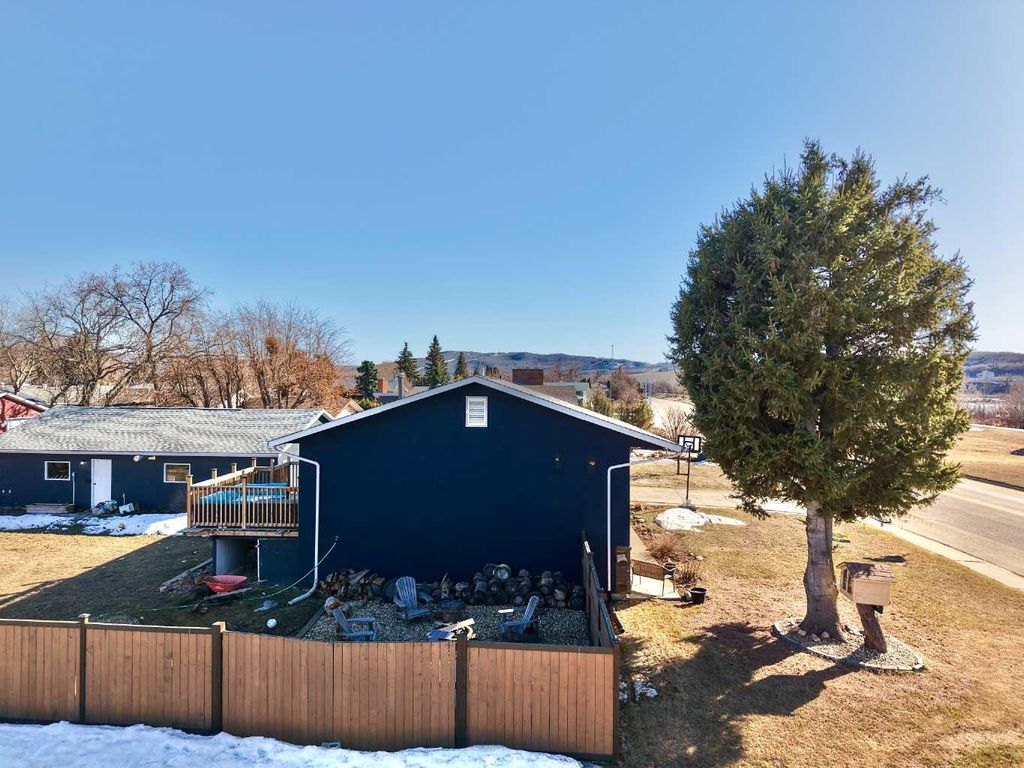 Photo of 7901 94 Street, Peace River, AB T8S 1E6 (MLS # A2305769)