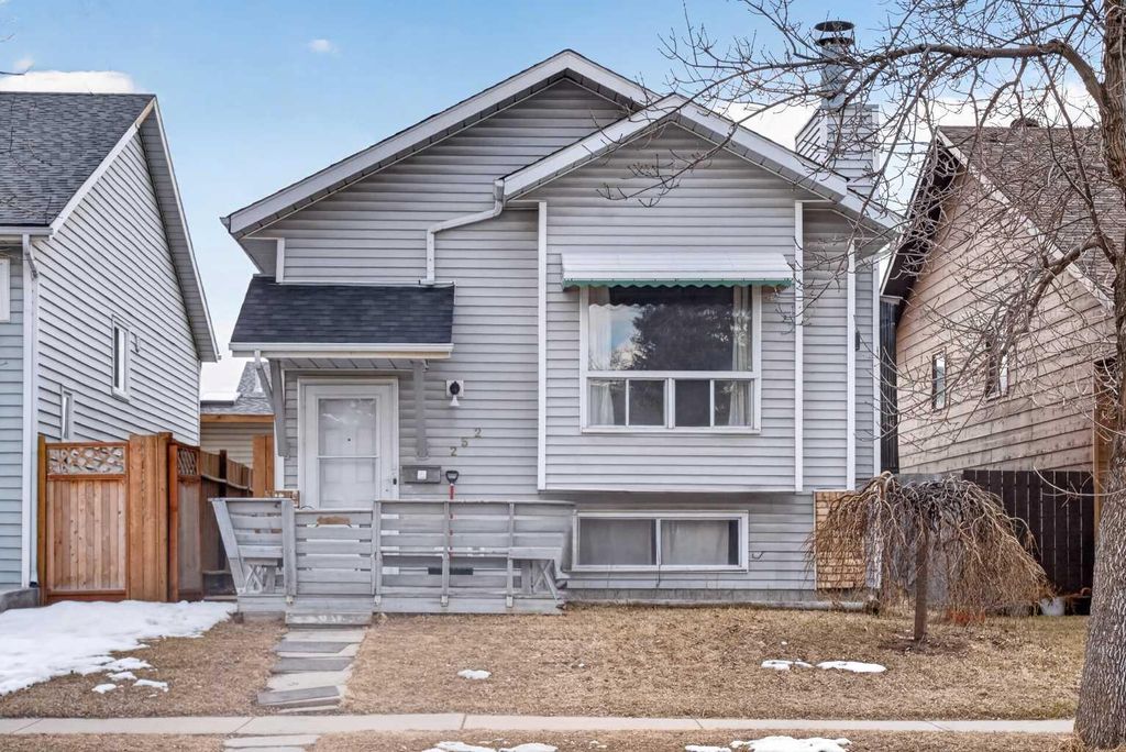 Photo of 252 Erin Woods Drive SE, Calgary, AB T2B 3B9 (MLS # A2314815)