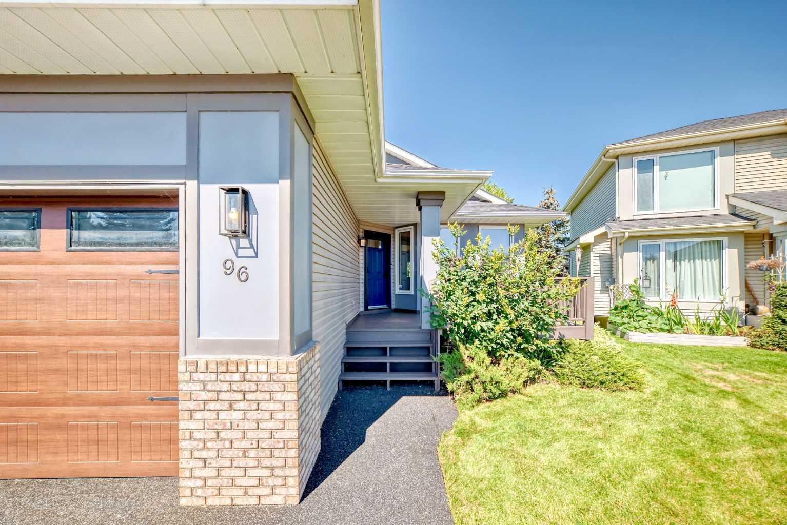 96 Douglas Shore Close SE
