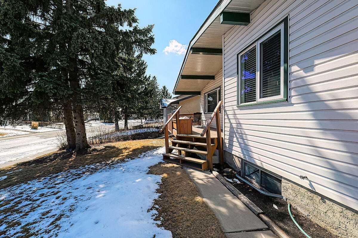 1348 Lake Michigan Crescent SE