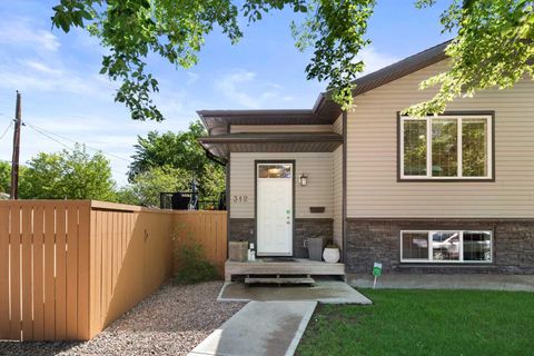 Photo of 312 4 Avenue NW, Medicine Hat, AB T1A 1Z1 (MLS # A2316496)