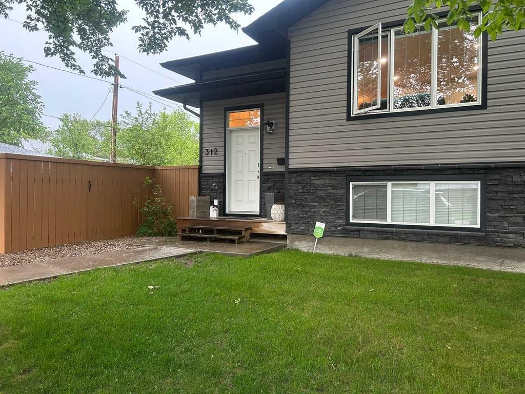 Photo of 312 4 Avenue NW, Medicine Hat, AB T1A 1Z1 (MLS # A2316496)