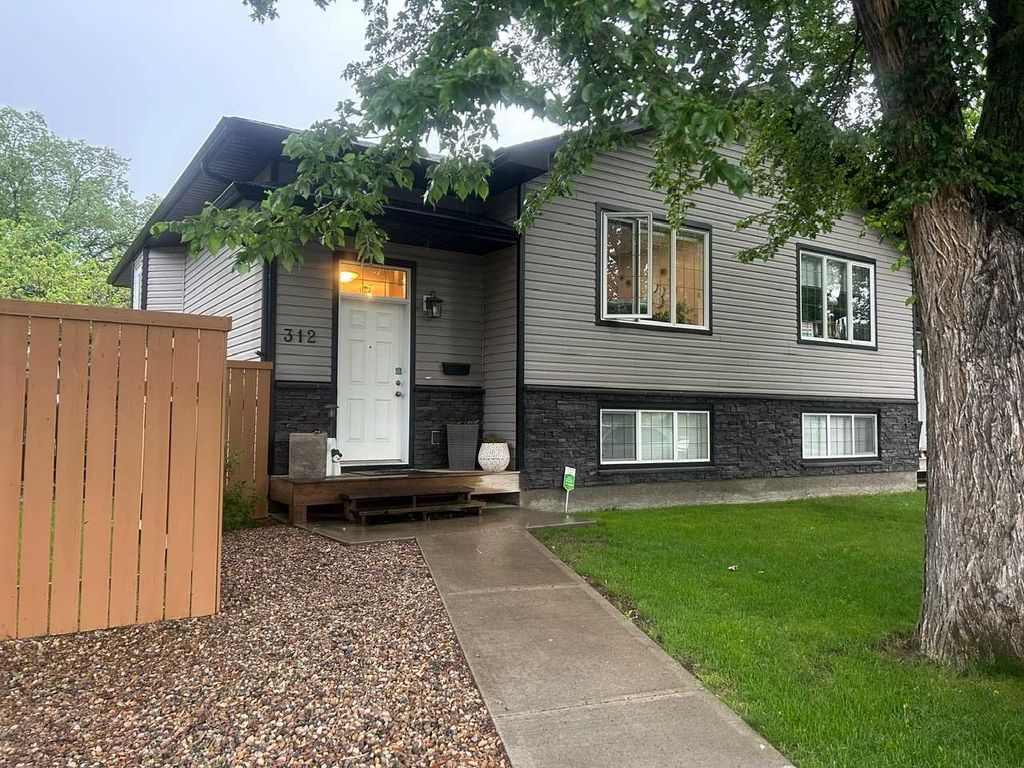 Photo of 312 4 Avenue NW, Medicine Hat, AB T1A 1Z1 (MLS # A2316496)