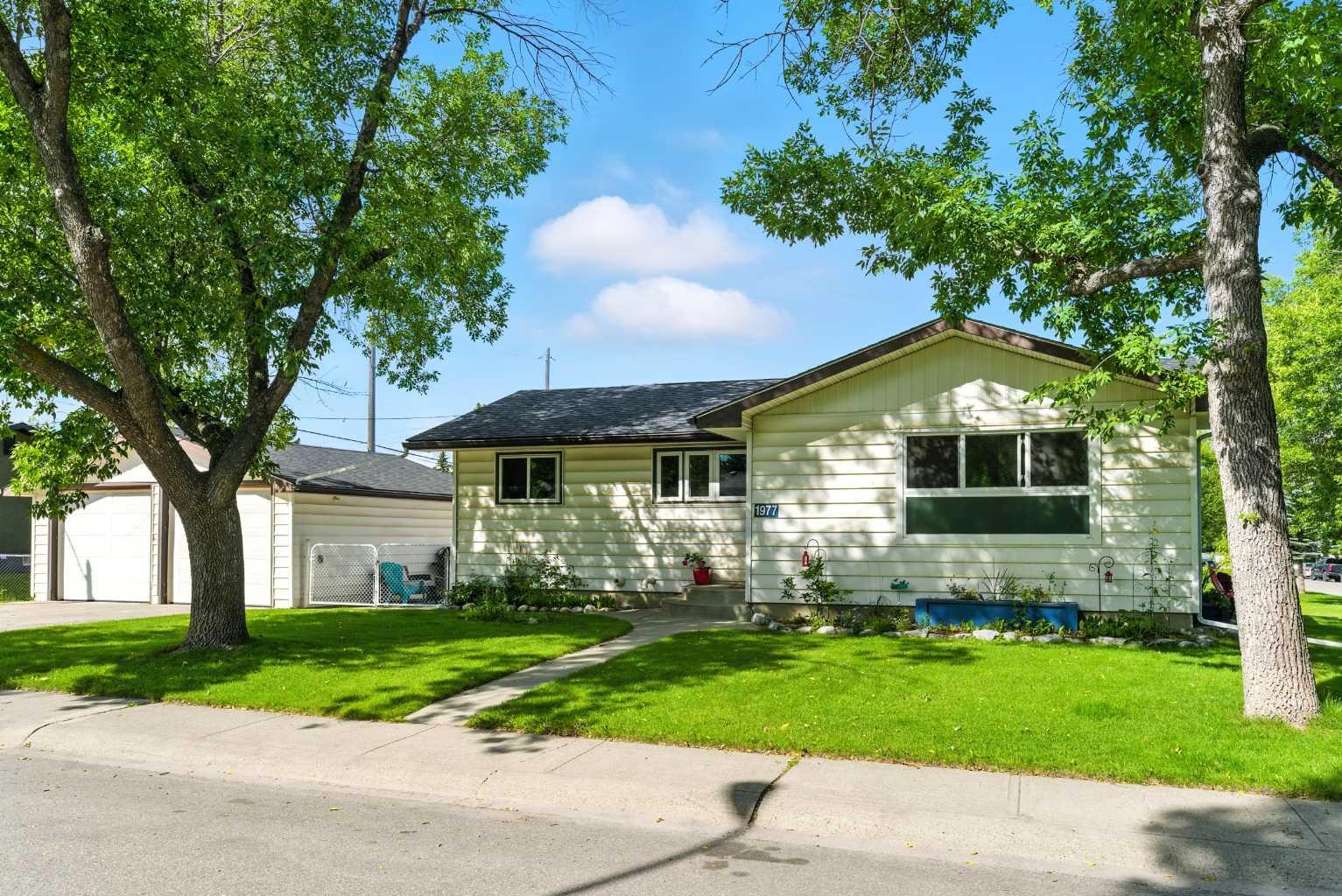 1977 Cottonwood Crescent SE
