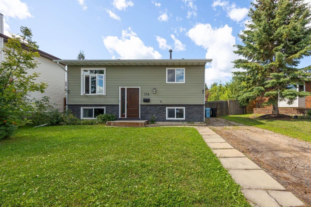 Photo of 134 Farrell Bay, Fort McMurray, AB T9K 1N8 (MLS # A2353797)