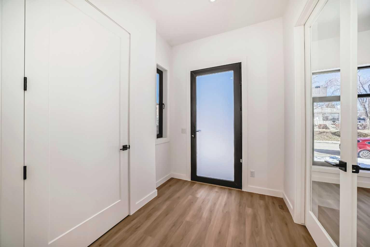 2107 Victoria Crescent NW