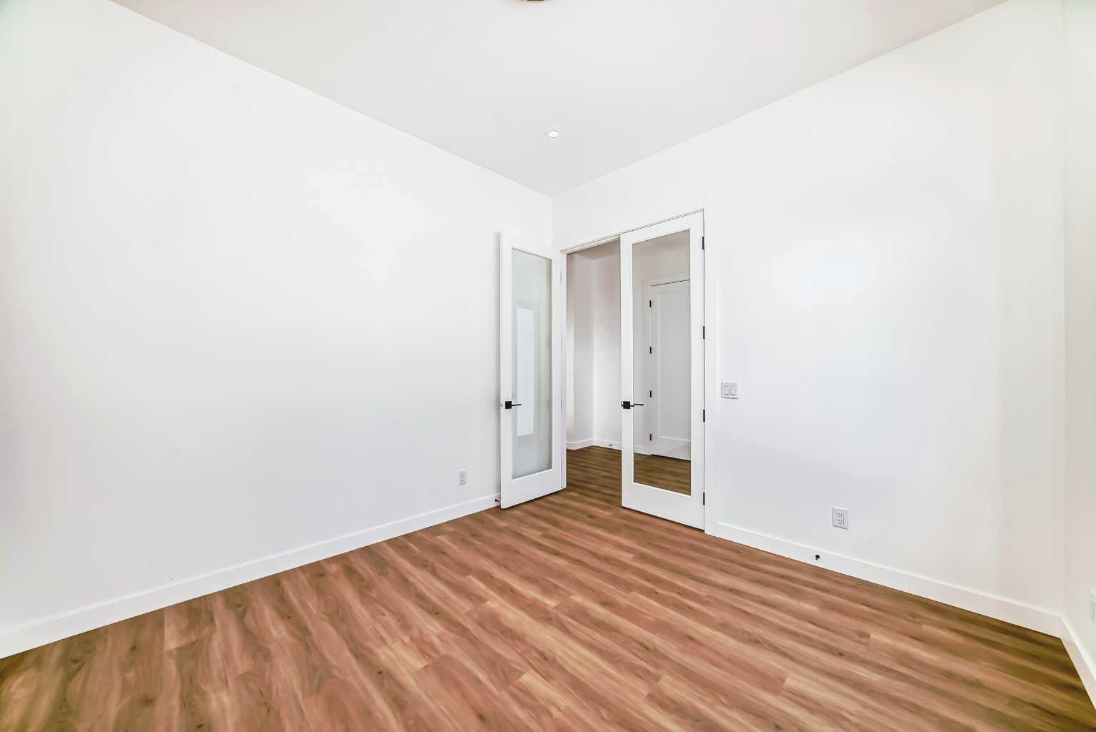 2107 Victoria Crescent NW