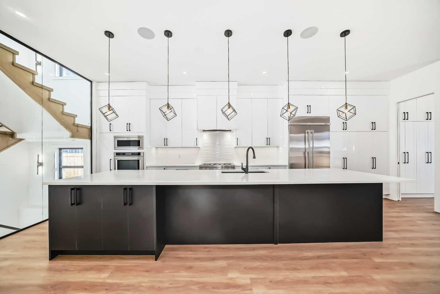 2107 Victoria Crescent NW