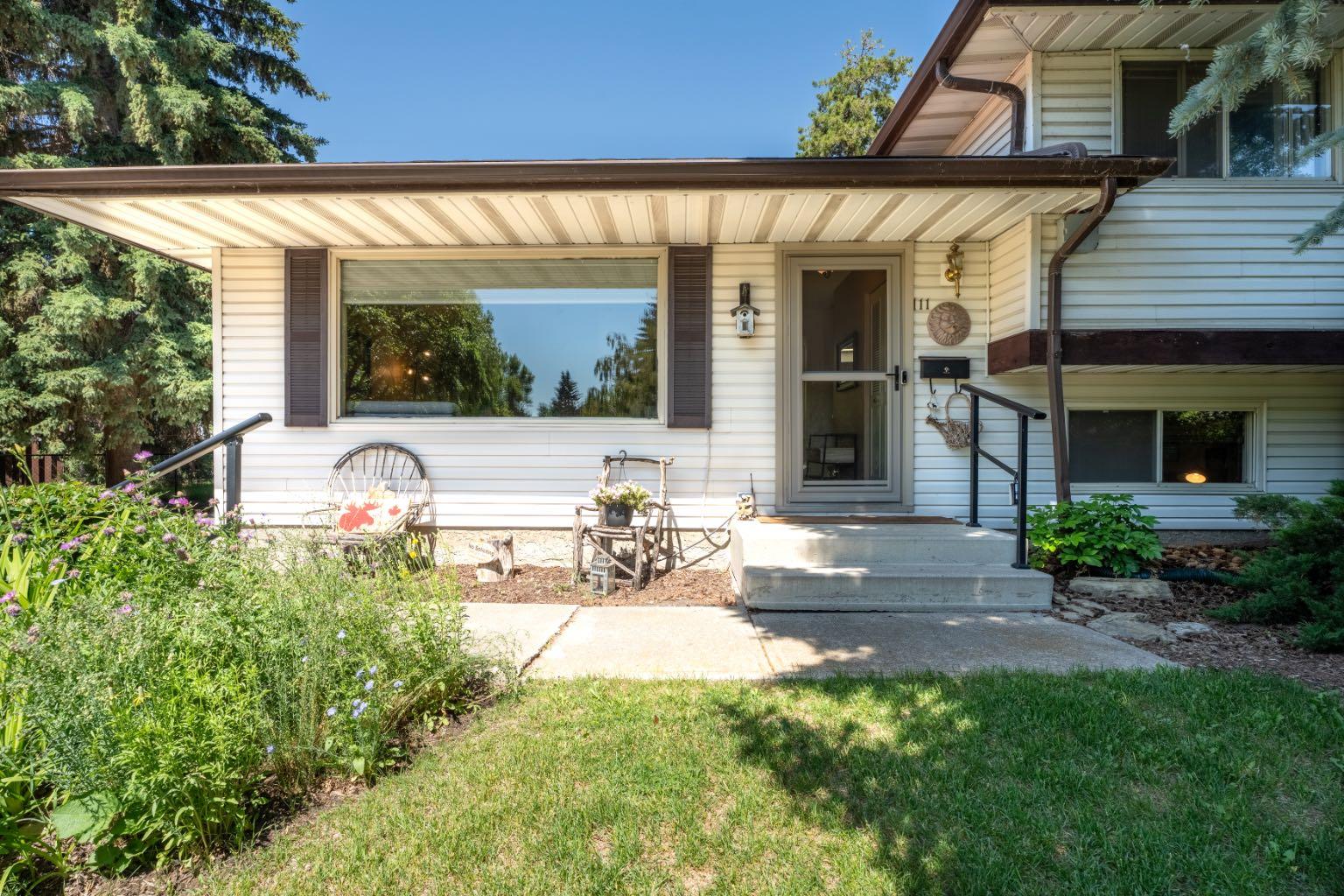111 Lynnbrook Bay SE