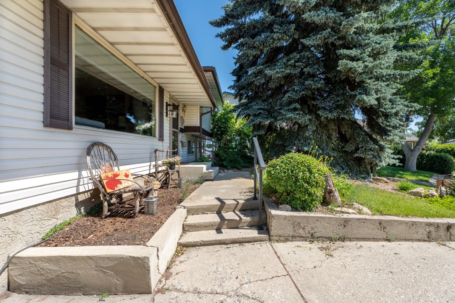 111 Lynnbrook Bay SE