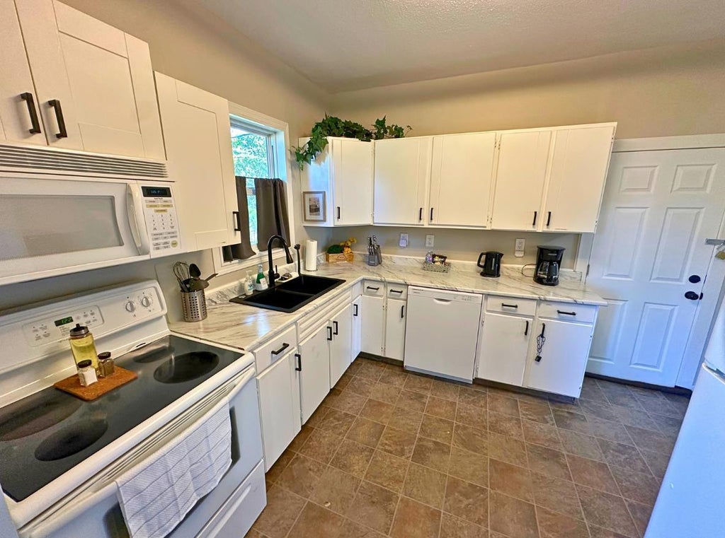 Photo of 5548 44 Avenue, Red Deer, AB T4N 3J3 (MLS # A2345150)
