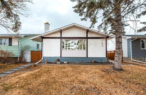 147 Dovercliffe Way SE Calgary AB T2B 1W6