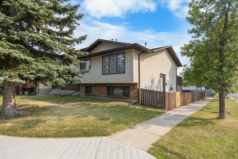 Photo of 1 Edgewood Drive NW, Calgary, AB T3A 2T3 (MLS # A2334271)