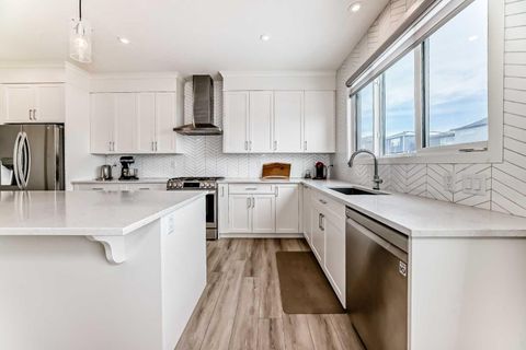 Photo of 24 Royston Rise NW, Calgary, AB T3L 0J2 (MLS # A2304204)