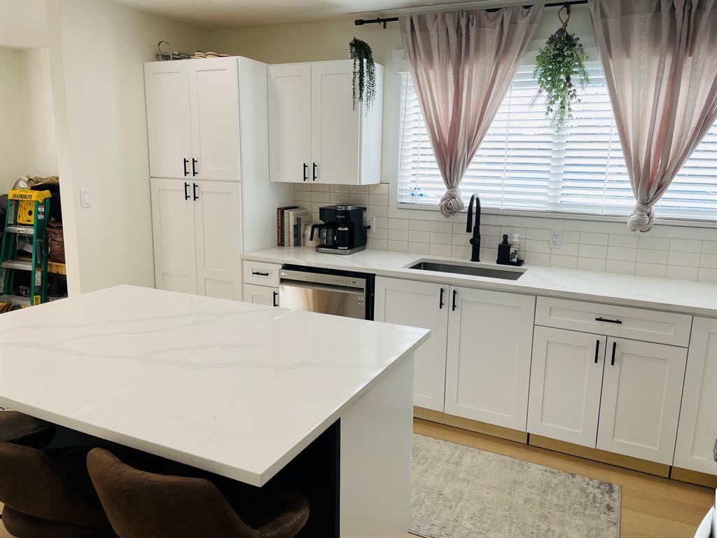 1146 Lakeway Boulevard S