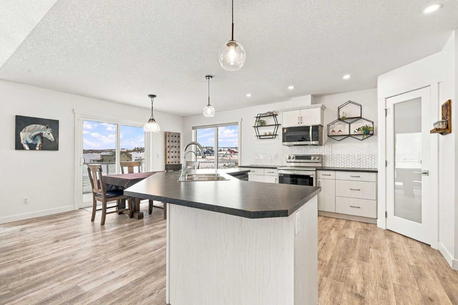 387076 2 Street W