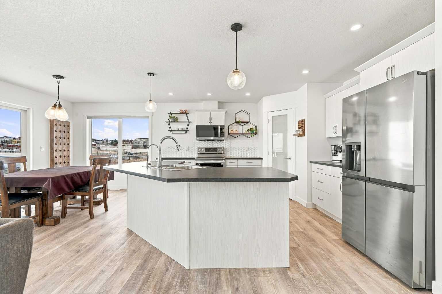387076 2 Street W