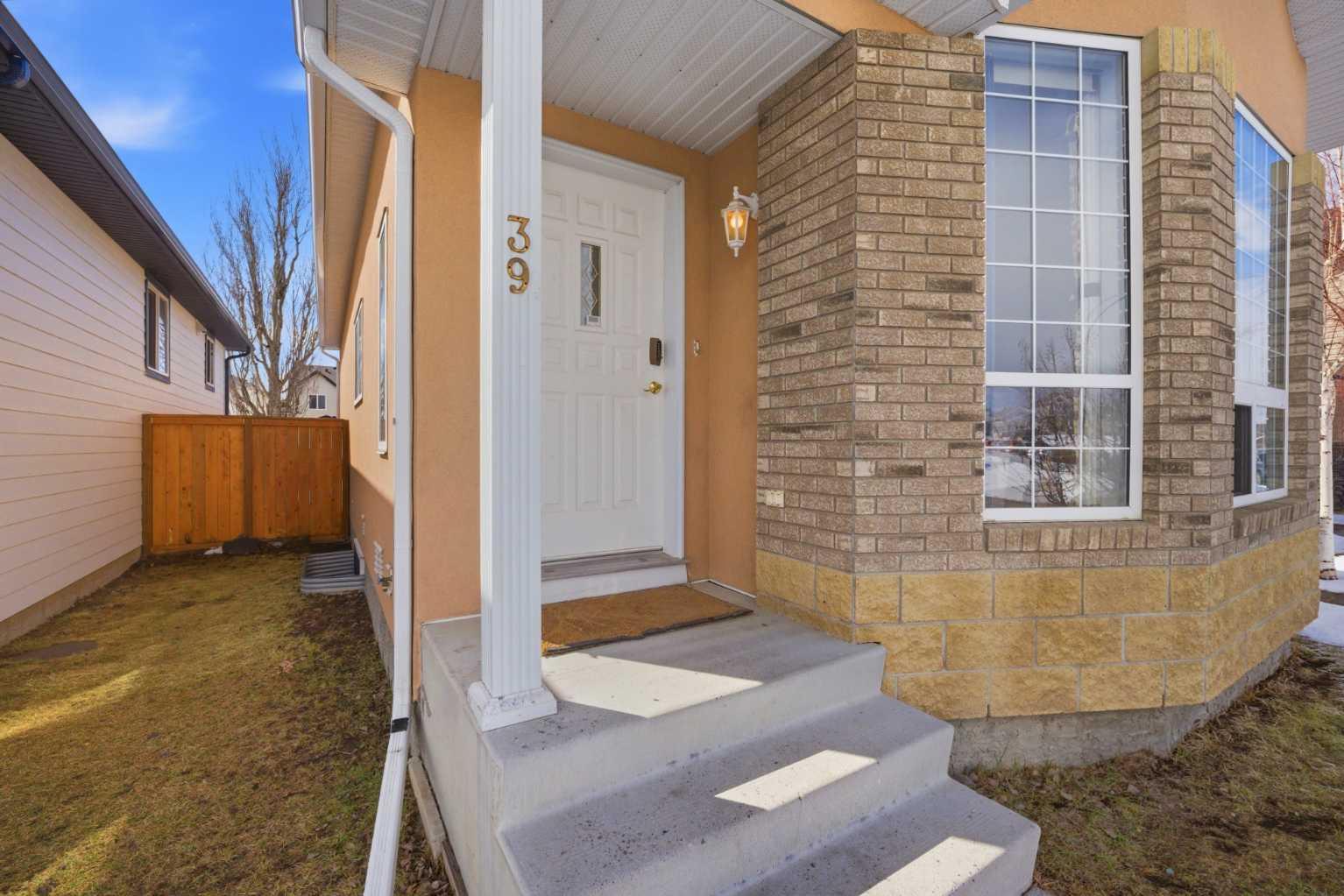 39 Saddlemont Close NE